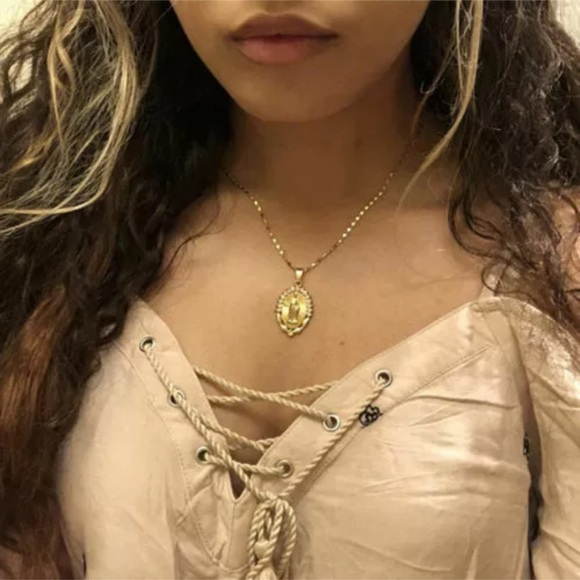 Mother Mary religious necklace - Picture 3 of 5